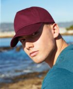 unisex 5-panelová šiltovka Beechfield B10 bordová na modelovi